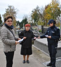 policjanci rozdają ulotki i przypominają o bezpieczeństwie