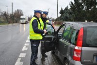 policjanci podczas akcji &quot;Dzień odblasków 2017&quot; rozdają odblaski i ulotki