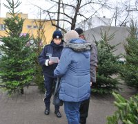 Dzielnicowi podczas akcji &quot;Stop Kieszonkowcom&quot; rozdają ulotki