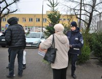 Dzielnicowi podczas akcji &amp;quot;Stop Kieszonkowcom&amp;quot; rozdają ulotki