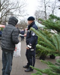 Dzielnicowi podczas akcji &quot;Stop Kieszonkowcom&quot; rozdają ulotki