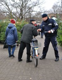 Dzielnicowi podczas akcji &quot;Stop Kieszonkowcom&quot; rozdają ulotki