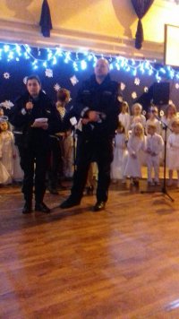 policjanci wygłaszają prelekcję podczas spotkania z seniorami