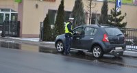 policjanci podczas akcji  przekazują ulotki