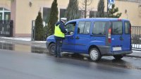 policjanci podczas akcji  przekazują ulotki