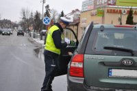 policjanci podczas akcji  przekazują ulotki