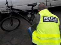 policjant wykonuje oględziny