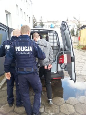 policjanci prowadzą zatrzymanego