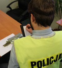 policjant wykonuje oględziny