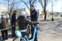 dzielnicowi podczas akcji &quot;Stop kieszonkowcom&quot;