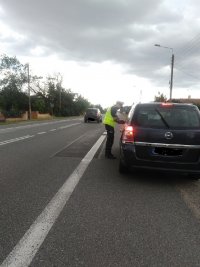 policjant podczas kaskadowego pomiaru prędkości