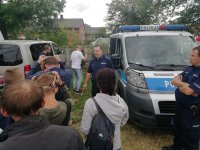 policjanci i młodzież w specjalnych googlach