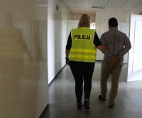 policjantka prowadzi zatrzymanego