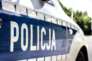 napis policja na boku radiowozu